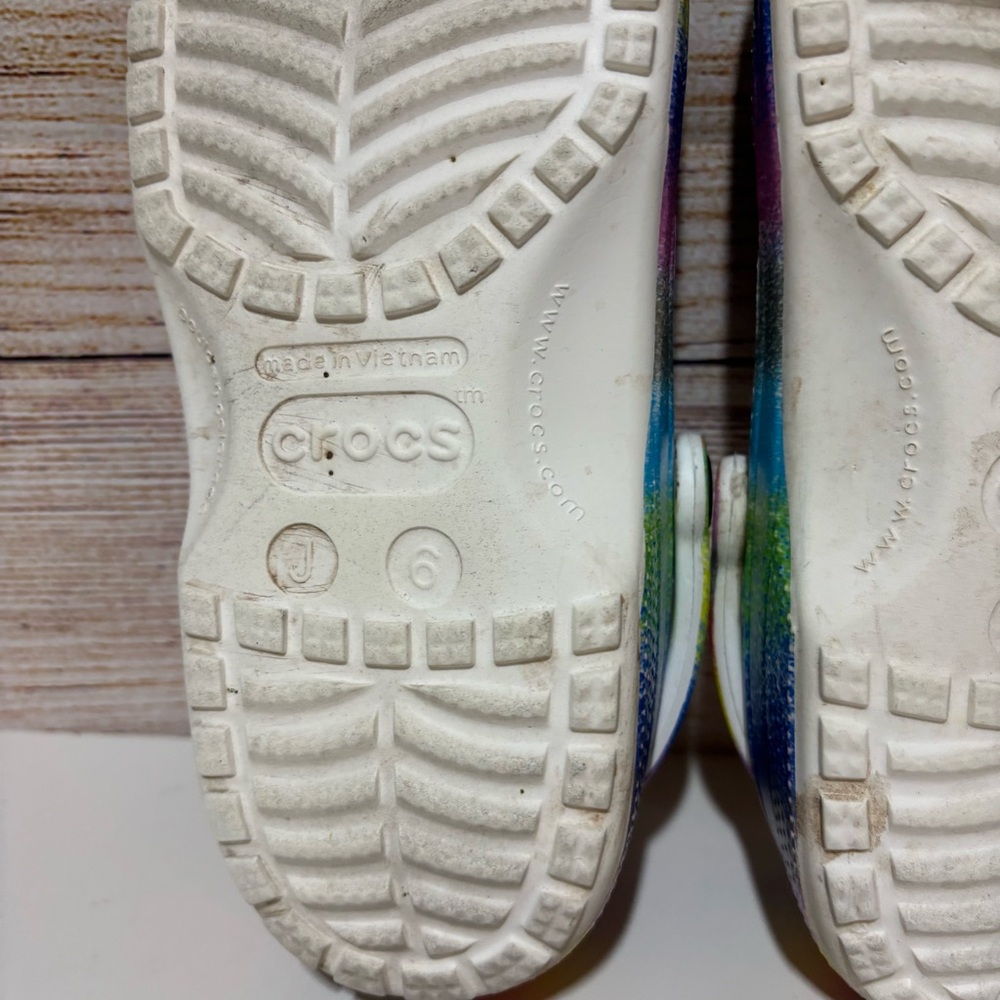 CROCS Red and Yellow Vibrant Design J6 - Picture 6 of 7